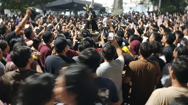 Black Nazarene Quiapo crowd photograph