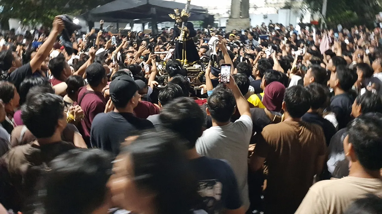 Black Nazarene Quiapo crowd photograph